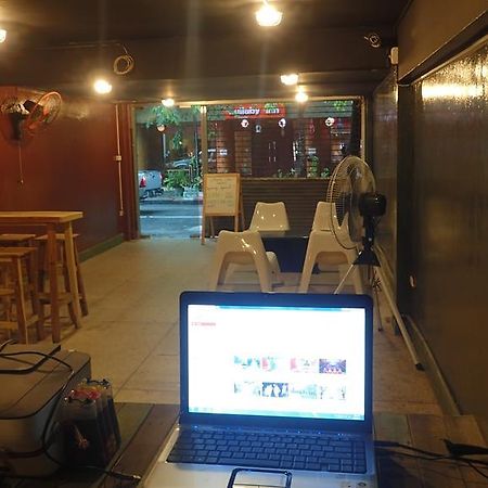 Wacky Fun Party Hostel Bangkok Bagian luar foto