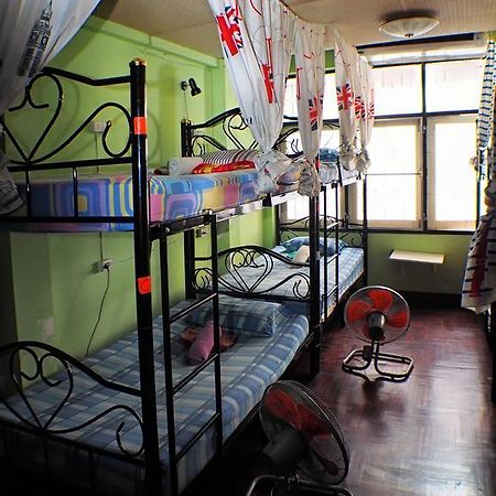 Wacky Fun Party Hostel Bangkok Bagian luar foto