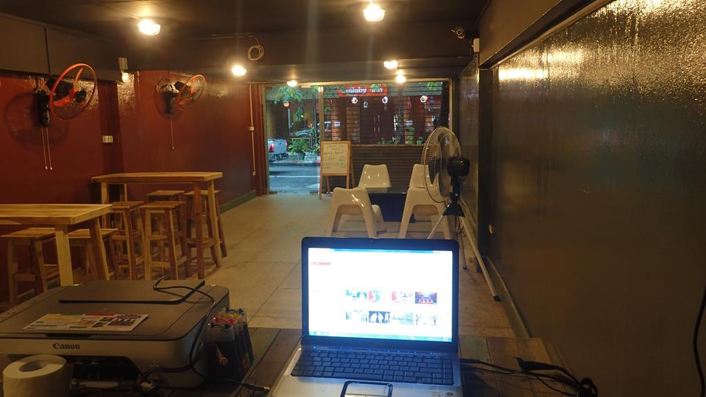Wacky Fun Party Hostel Bangkok Bagian luar foto