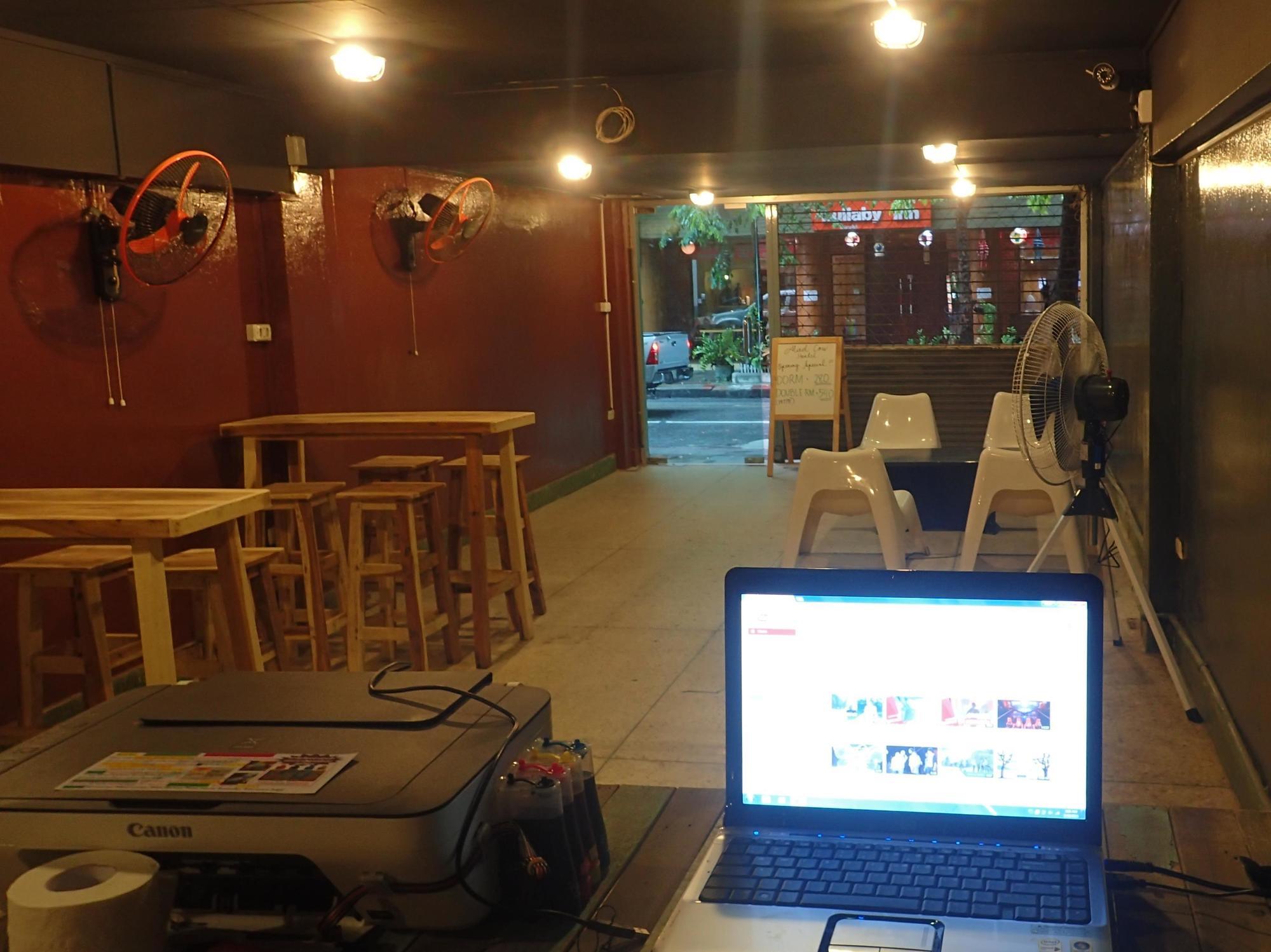 Wacky Fun Party Hostel Bangkok Bagian luar foto