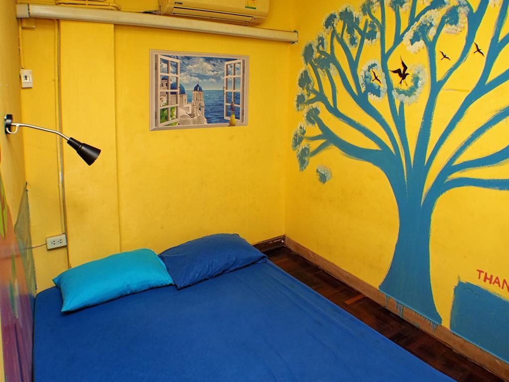 Wacky Fun Party Hostel Bangkok Bagian luar foto