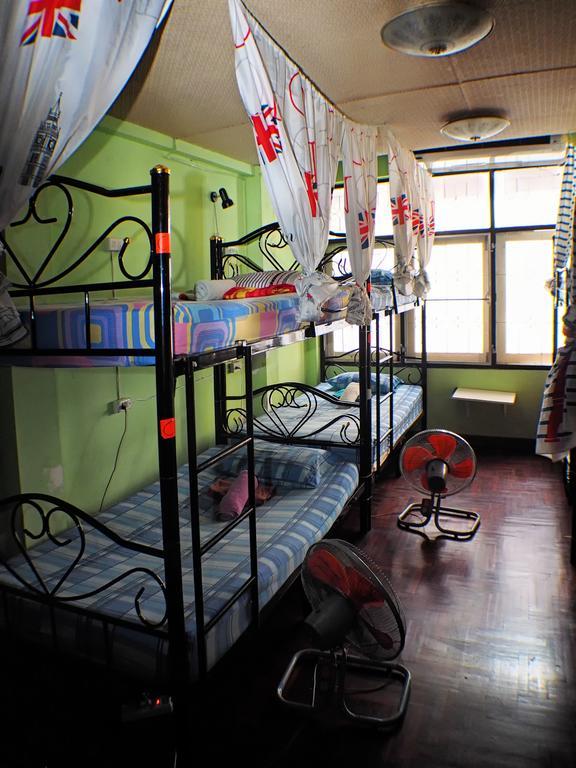 Wacky Fun Party Hostel Bangkok Bagian luar foto
