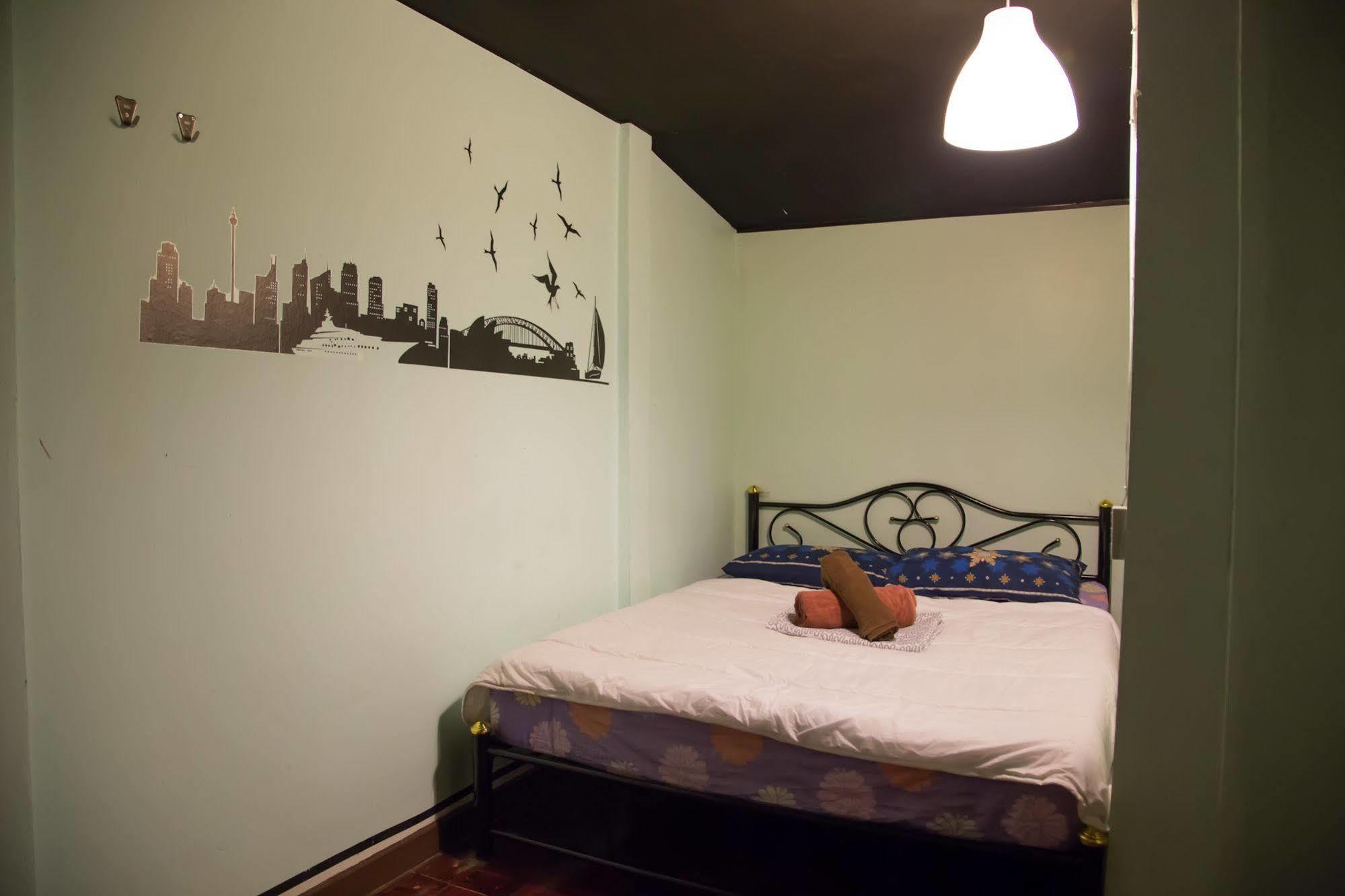 Wacky Fun Party Hostel Bangkok Bagian luar foto